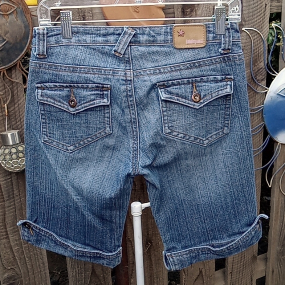 Not sure, believe these are called Bermuda. Good condition blue. Stretch.7/8
